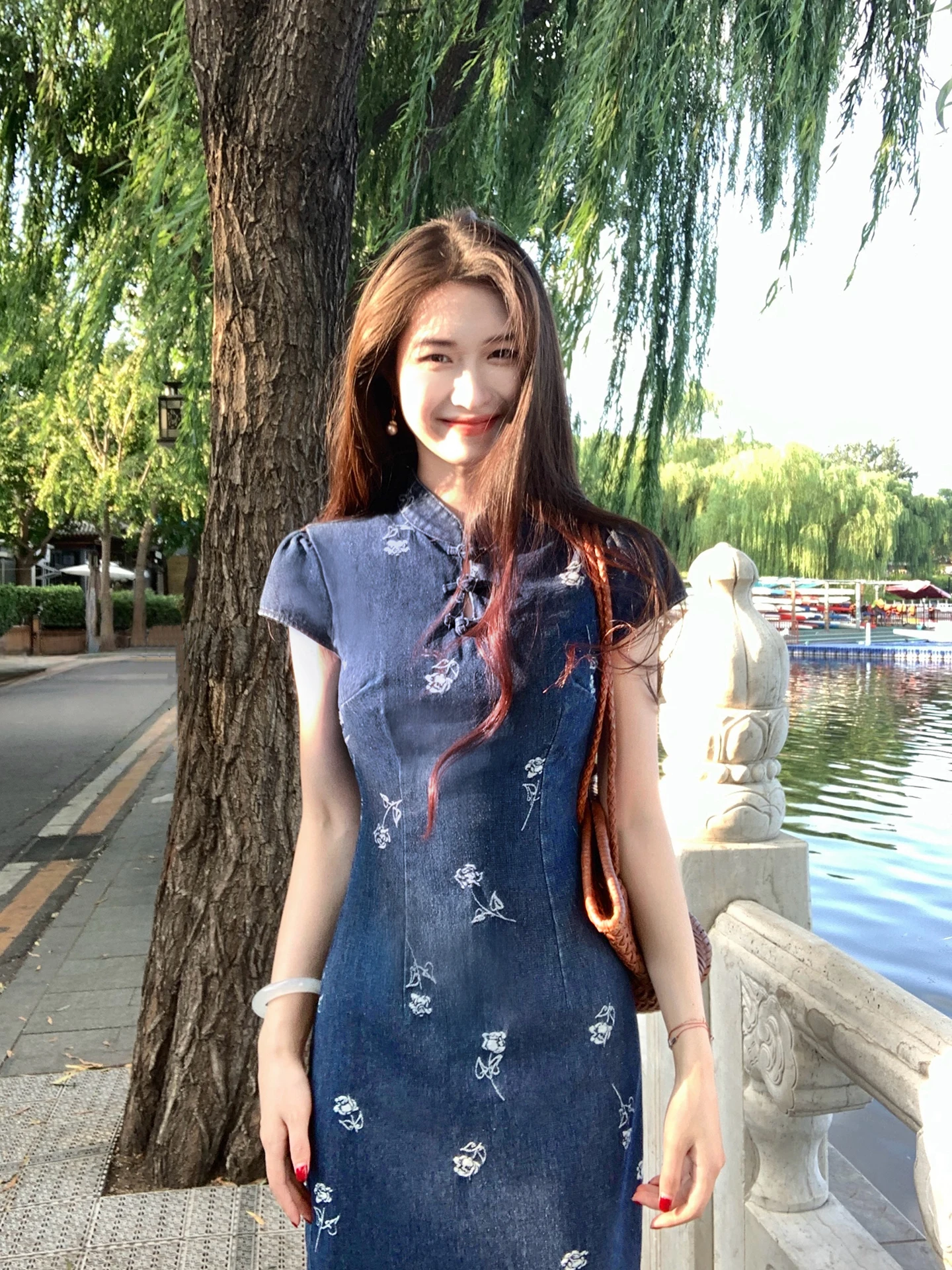 

Женское длинное платье-ципао из денима с вырезами, осеннее, в традиционном китайском стиле, с цветочным принтом, коротким рукавом, макси-платье