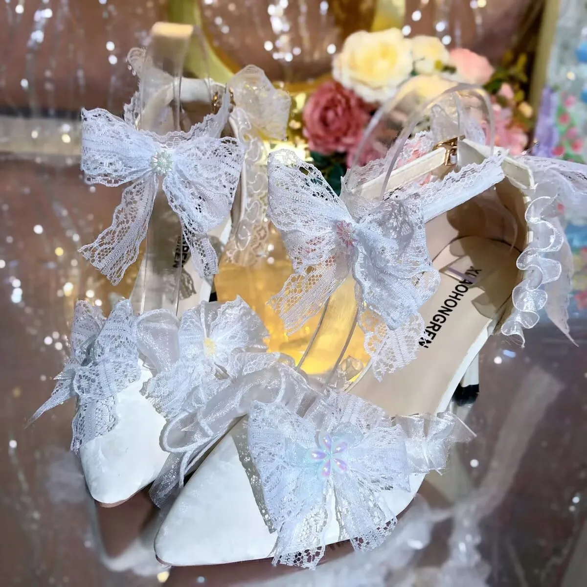 Роскошные свадебные туфли на высоком каблуке с острым носком, роскошные свадебные туфли для невесты, белые женские туфли на каблуке в стиле Лолиты с кружевом и бантом De Mujer