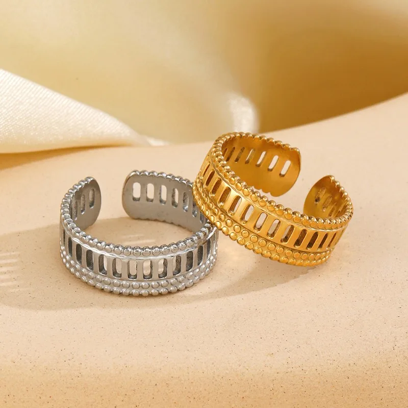 

Vintage Palace Style Wide Edge Hollow Ring: A Luxury and Light Luxury Accessory