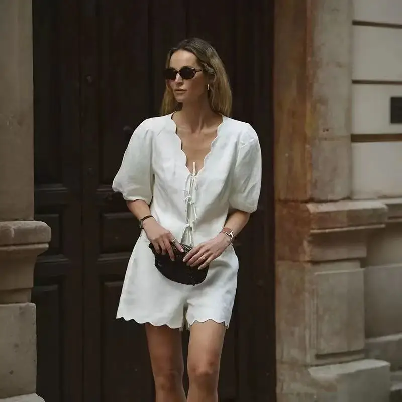 

Комплект из хлопка и льна: топ с V-образным вырезом и поясом, брюки-фонарики с эластичным поясом. Женский модный осенне-зимний комплект.