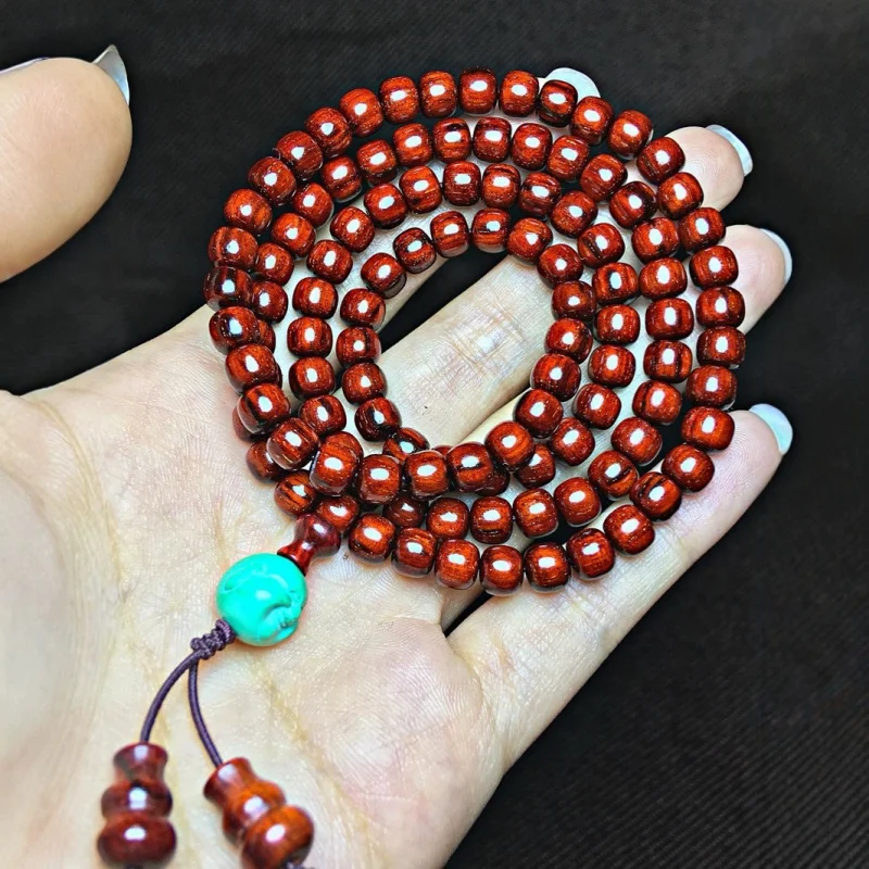 

Индийский браслет из бусин в винтажном стиле из мелколистного палисандра 5x6, из красной глины цвета куриной крови с основой из стекла и золотыми вкраплениями.