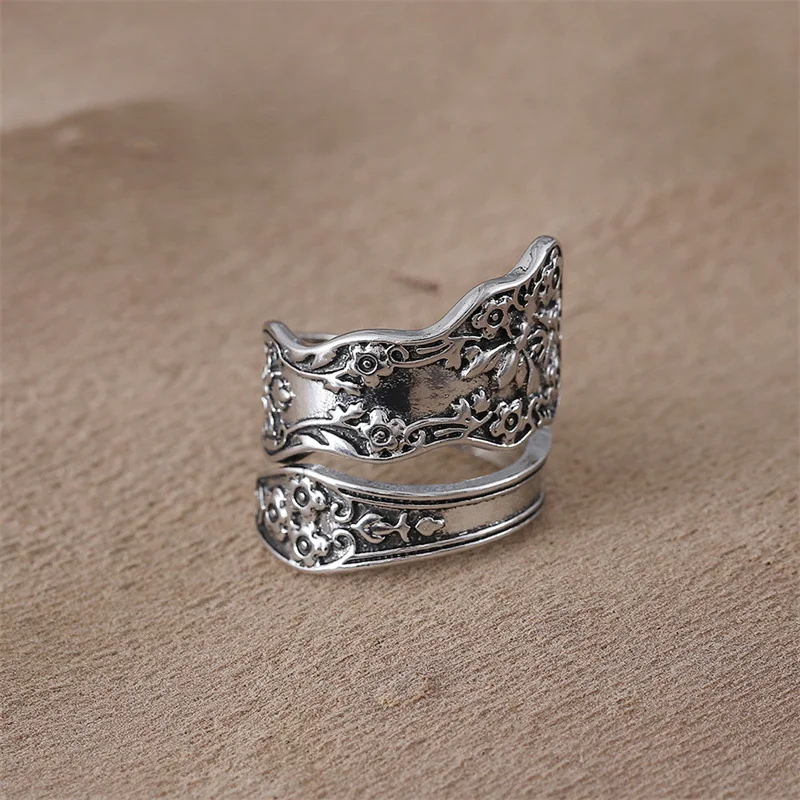 

DIY accessories Wish Europe and the United States cross-border new retro small daisy ring, simple light luxury dark flower flowe