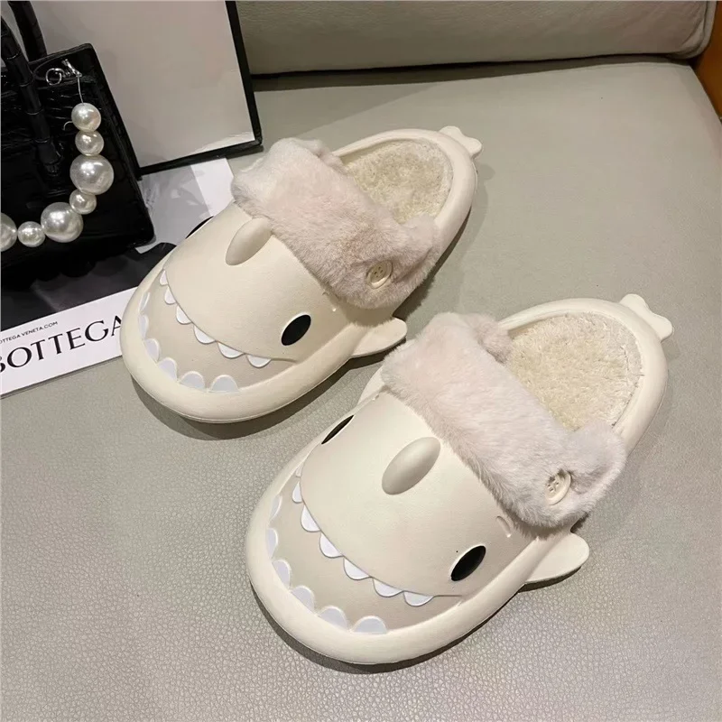 Zapatillas de algodón antideslizantes de fondo grueso para hombres y mujeres, toboganes de invierno para interiores y exteriores, zapatillas de felpa de dibujos animados para el hogar, cubierta cálida con punta de tiburón