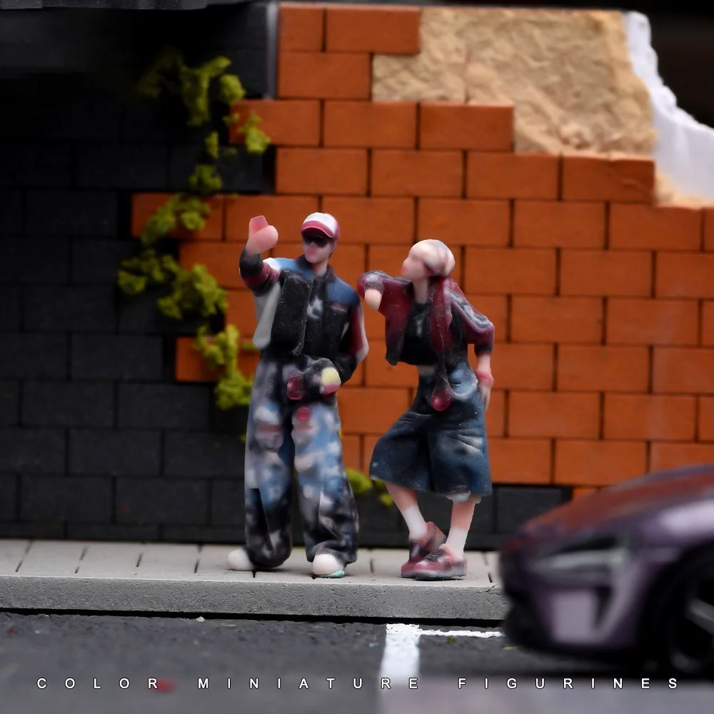 1/64 Hip Hop Selfie Couple 2 Pack Mini Scene Model 3D Color Printed Resin Figure Home Desktop Mini Decor Ornament