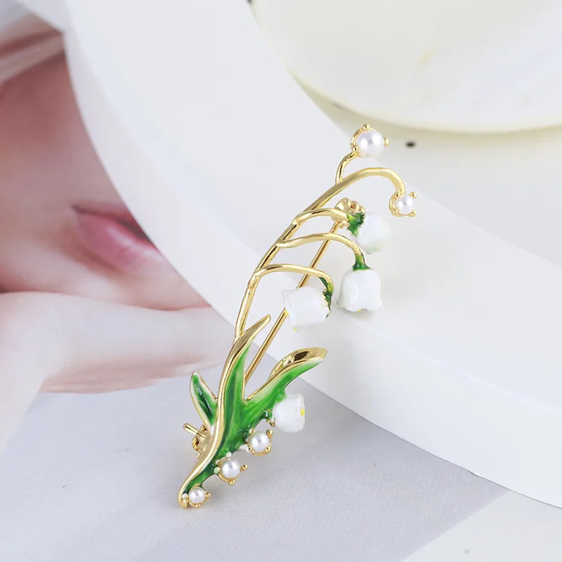 

Pastoral Fashion Bohemia Style Vintage Fresh Design Paint Glaze White Lily Enamel Flower Pearl Glued Brooch Corsage for Women