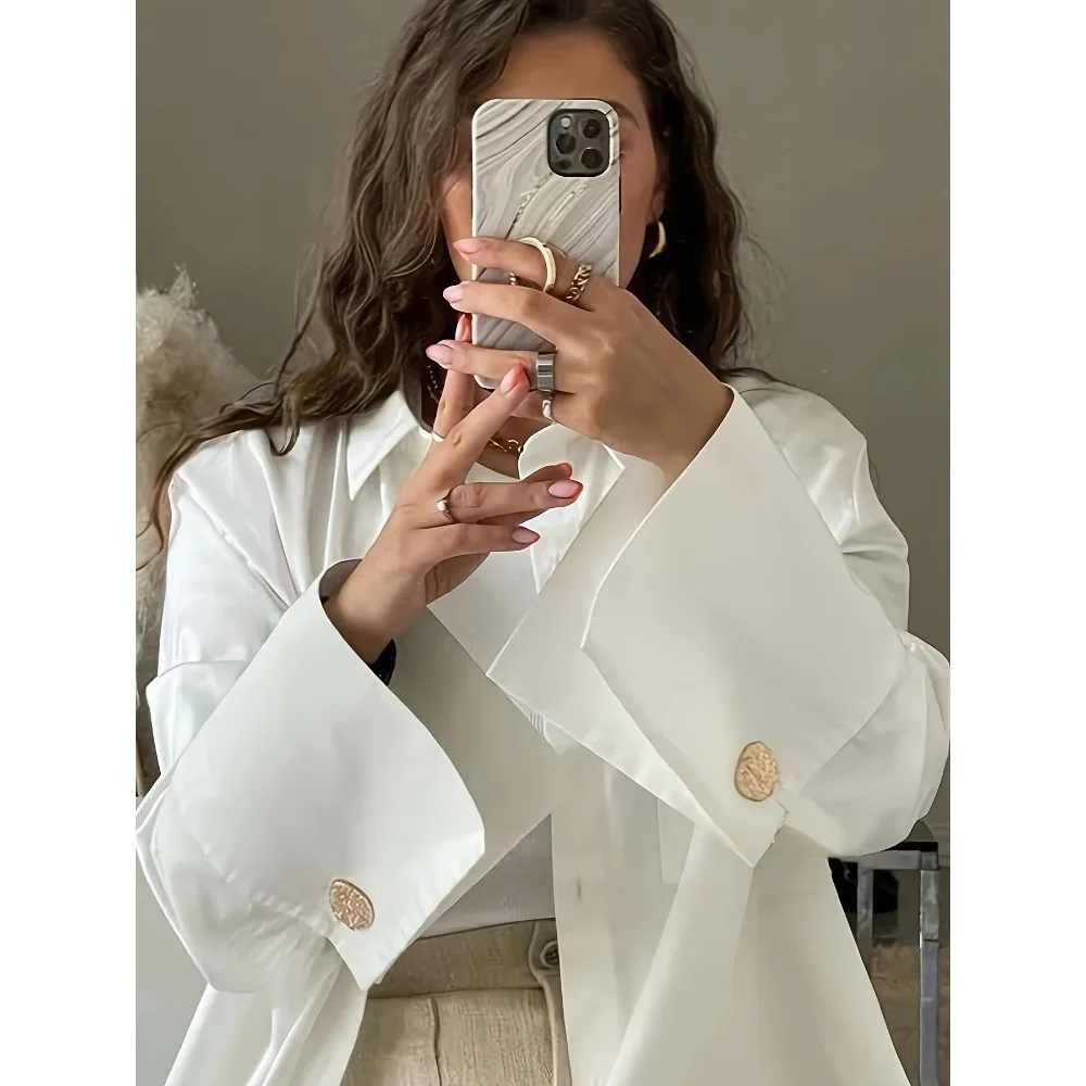 Plus-Size-Damenhemd mit Umlegekragen, lockerer Passform und einzigartigen goldenen Knopfverzierungen, geeignet für Freizeitkleidung.