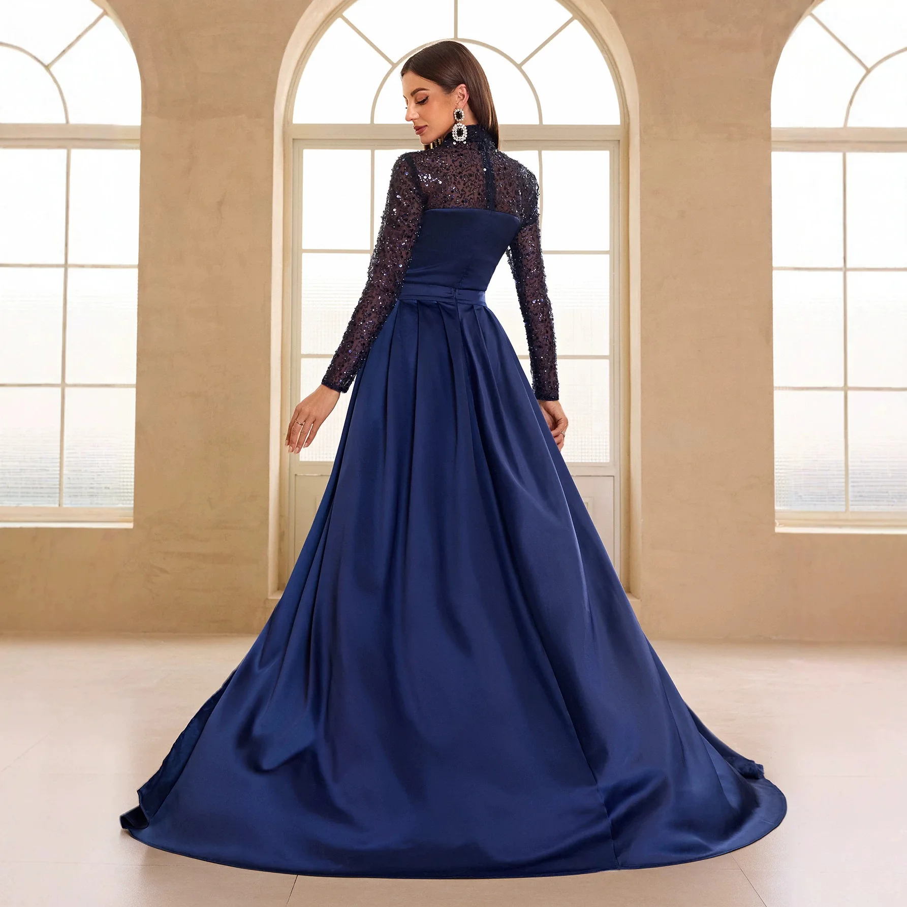 Abito lungo da donna in raso blu scuro con strascico, paillettes, maniche lunghe, collo alto e drappeggiato, ideale per gala, matrimoni o come abito da invitata.