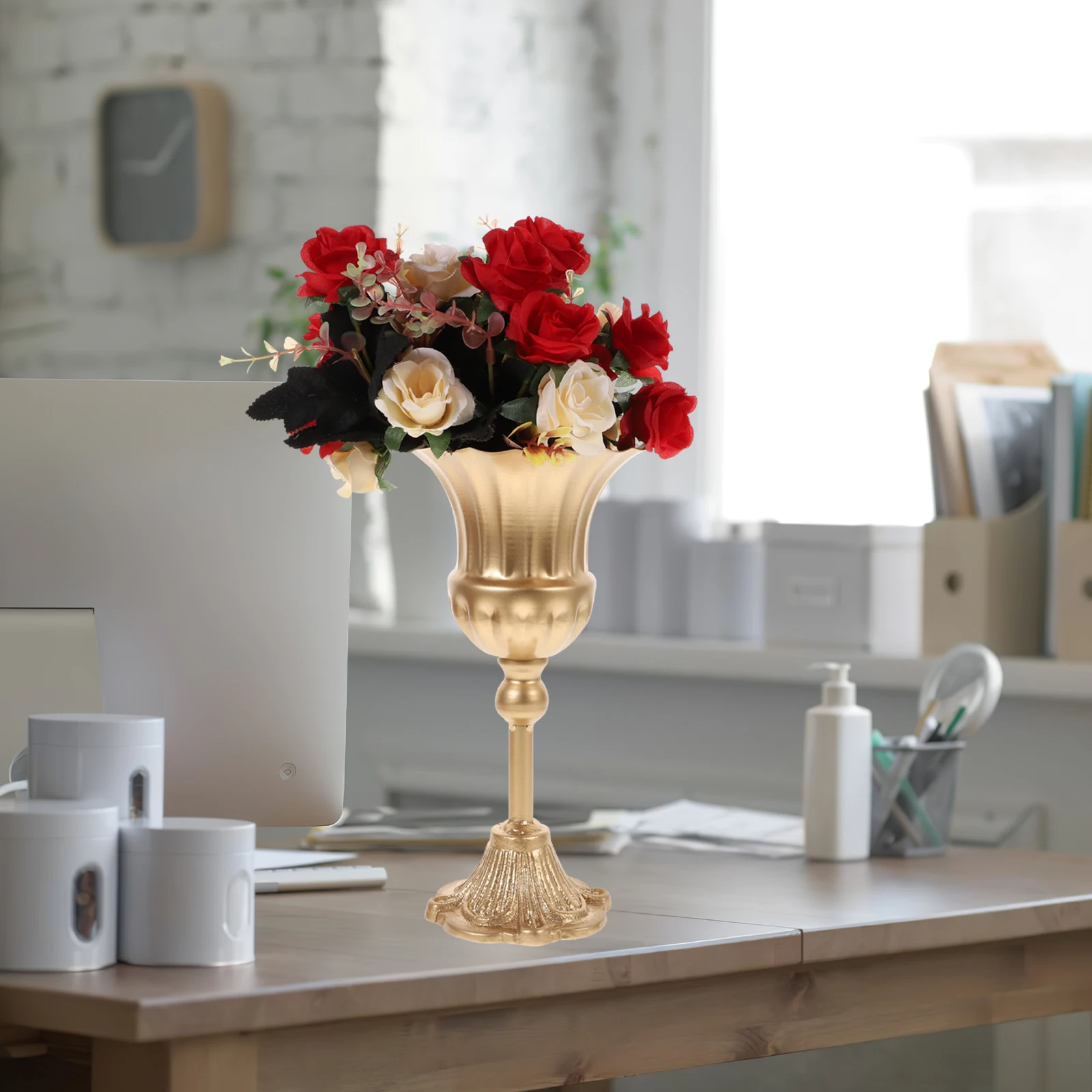 

1pcs Retro Decorative Vase Iron White Flower Pot Centerpiece for Home Wedding Banquet Table Top Vintage Metal Vases