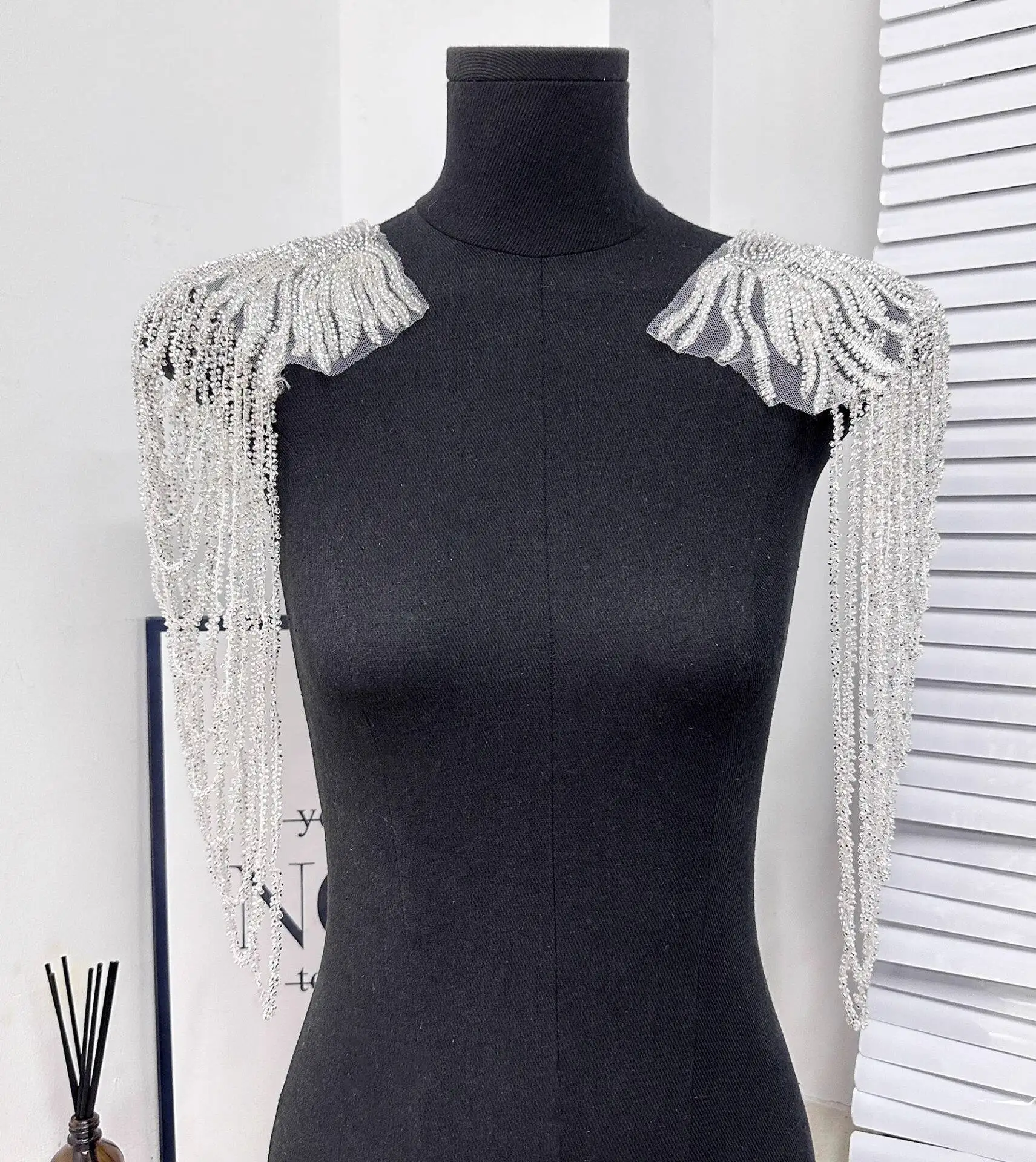 

Новое ручное шитье, жемчужная кисточка, эполет, украшение на плечо, цветок, трехмерное бисерное украшение, хрустальная одежда, аксессуары для корсажа