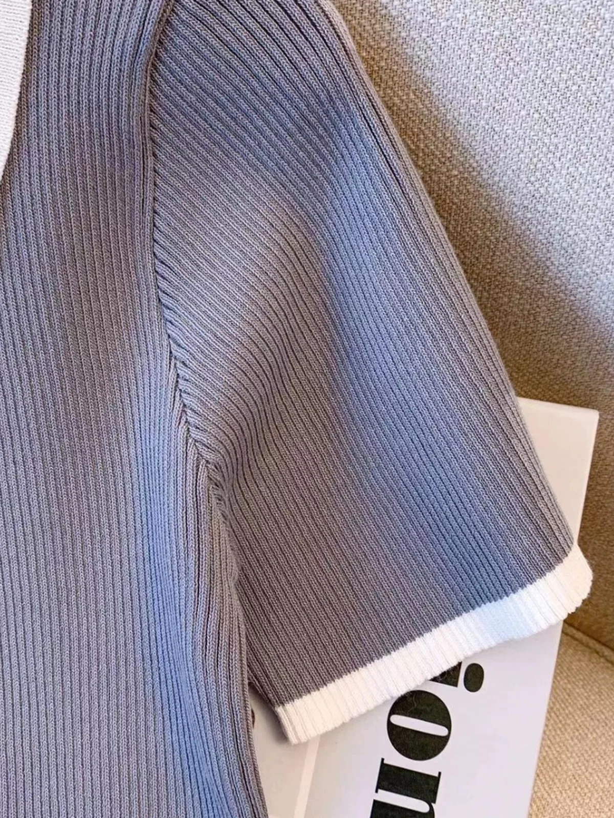 เดรสแฟชั่นเกาหลี ดีไซน์สีตัดกัน สไตล์ฝรั่งเศส ทรงเข้ารูป กระชับสัดส่วน สีเทาตัดขาว ผ้าถัก