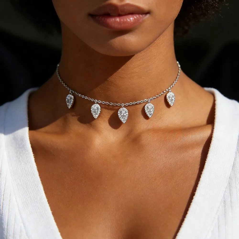 

Women's Niche Teardrop-Shaped Zircon Pendant Necklace, Fashionable and Minimalist Instagram-Worthy Jewelry.
