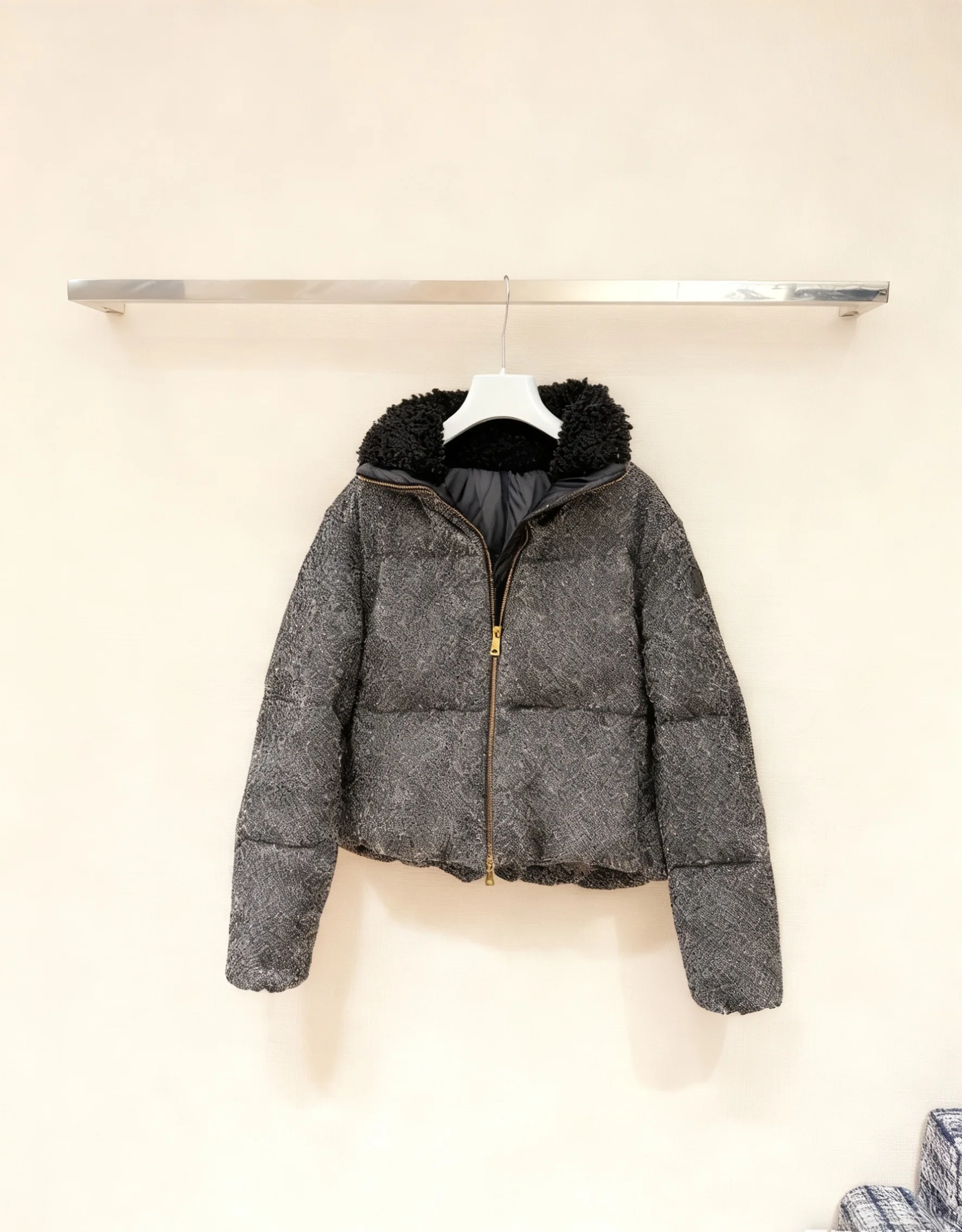 سترة شتوية قصيرة بياقة كشمير عالية الجودة للسيدات لعام 2025 مع حشوة سفلية للدفء، تتميز بياقة فرو. #1