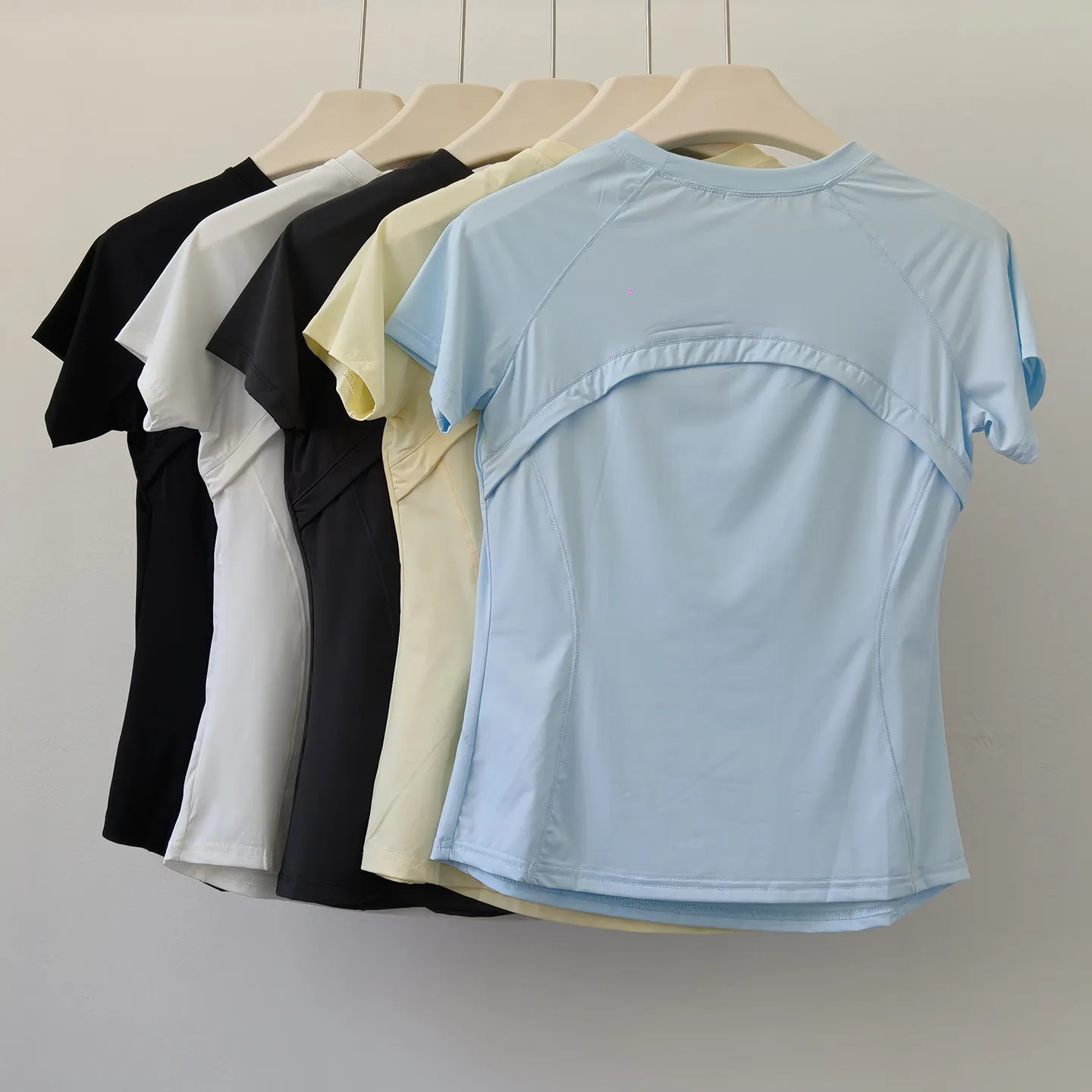 camiseta-feminina-de-yoga-com-protecao-solar-em-seda-gelada-manga-curta-casual-solta-respiravel-para-corrida-esportes-ao-ar-livre-e-treino-fisico