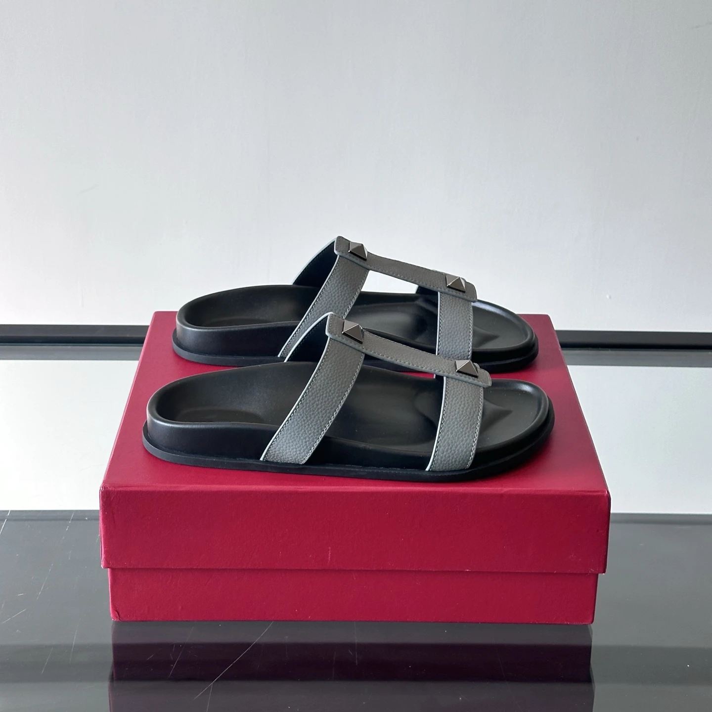 

SHIYUNJIN/Новая обувь, мужские размеры 39–46, тапочки из натуральной кожи с заклепками, летние шлепанцы для отдыха, пляжные туфли на плоской подошве, дизайнерская обувь Zapatillas De