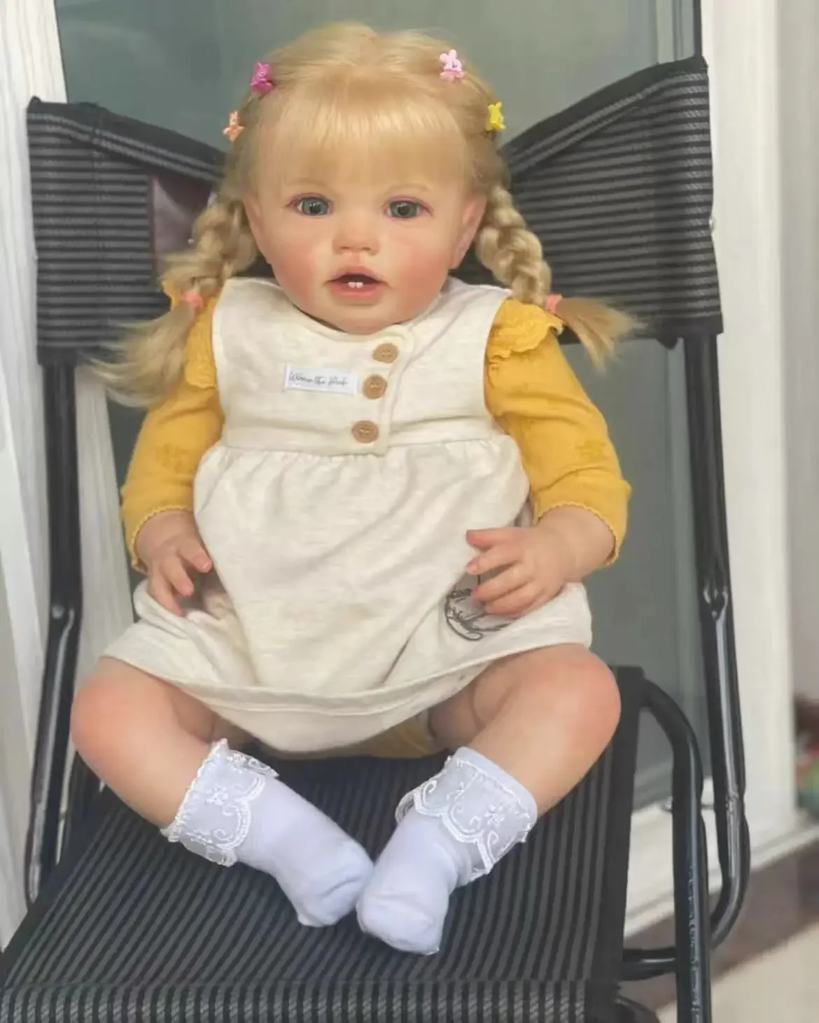 عرض دمية أطفال تولد من جديد مقاس 24 بوصة قابلة للتخصيص مع شعر أشقر متجذر يدويًا فستانًا مختلفًا للدمية