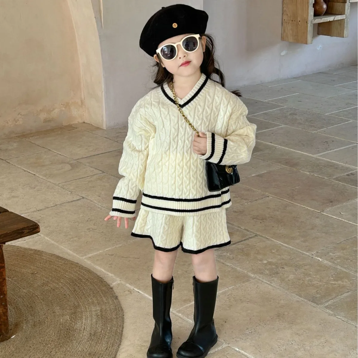 

Children's French College Style Twist Matching Line Sleeve Sweater Shorts for Girls Elegant and Fashionable Two-piece Set