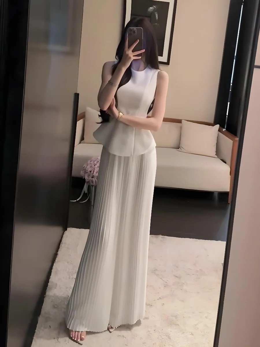 

Элегантный комплект из белых широких брюк и топа, модный двухкомпонентный костюм для женщин, летняя коллекция 2024, качество превыше количества.