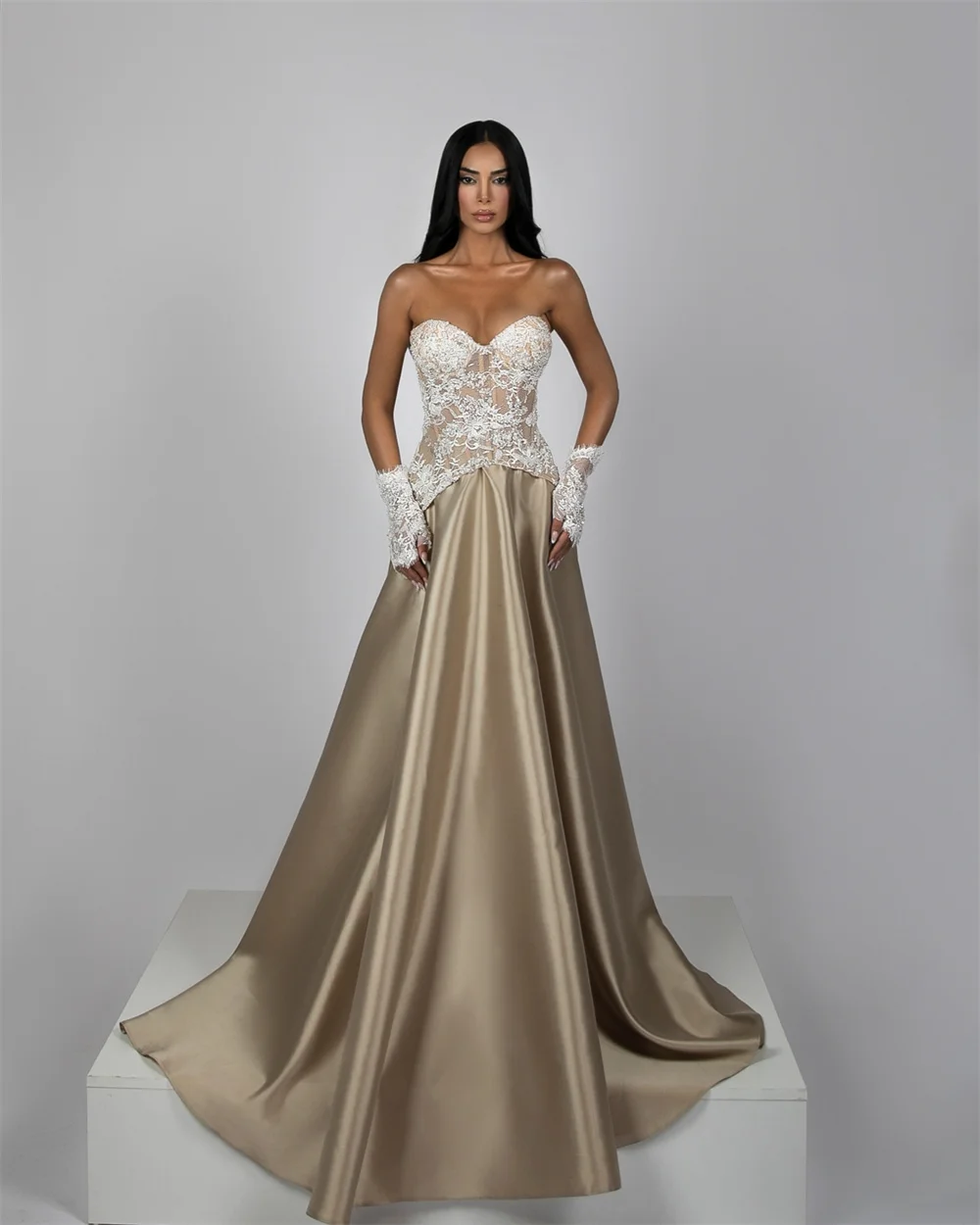 Amanda Guanti in rete personalizzati Ricami con cut-out Abiti da ballo lunghi fino al pavimento Abiti da sera senza spalline Serata formale senza maniche