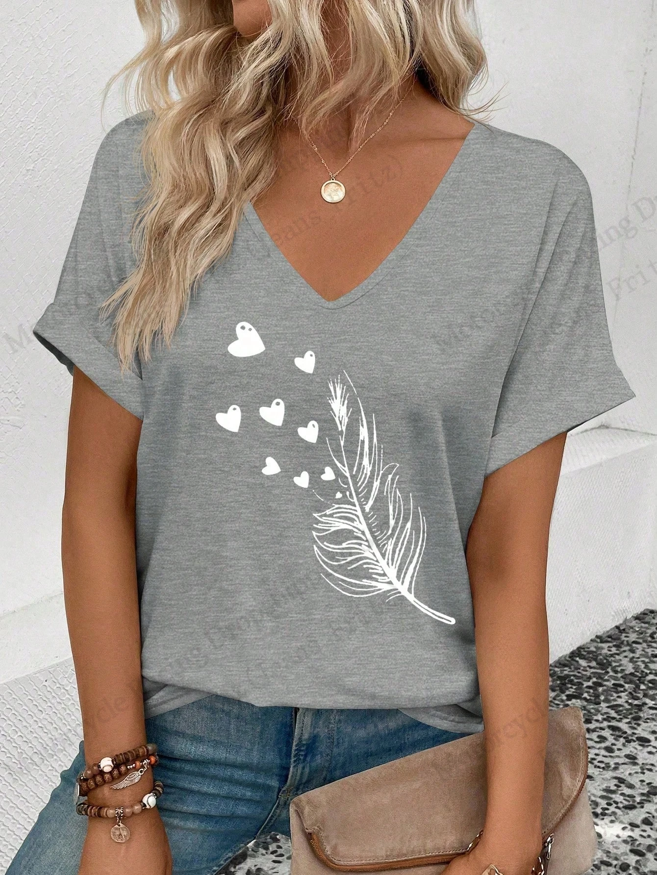 2025 New Womens T-shirt Simple Feather 3d Print T-shirt Women Fashion Casual V-Neck Short Sleeve Tops Tees Womens Clothes Heart