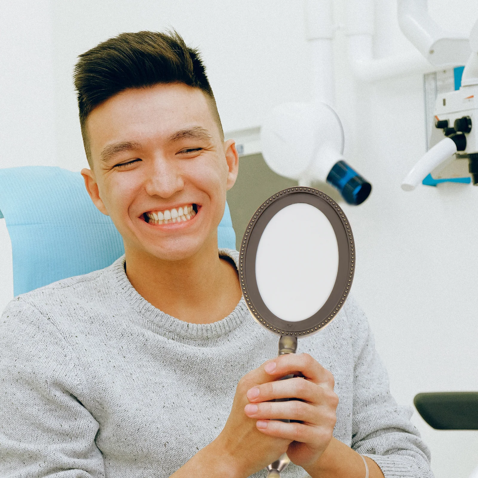 Retro handspiegel Vintage metalen handvat Compact formaat Reismake-upspiegels voor vrouwen Duurzame lichtgewicht draagbare schoonheidshulpmiddelen