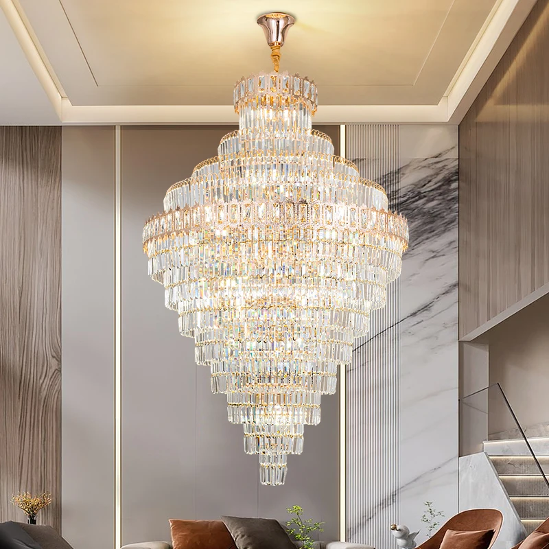 Żyrandol do salonu w willi dwupoziomowej, duży, prosty, mezzanine, hotelowy, lekki luksus, kryształowy, ażurowy, spiralne schody, długi żyrandol.