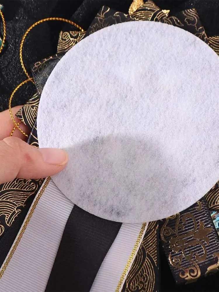 Support de badge d'anime de luxe pour cosplay, avec ruban oblique, motif floral, base de présentation et protection de broche