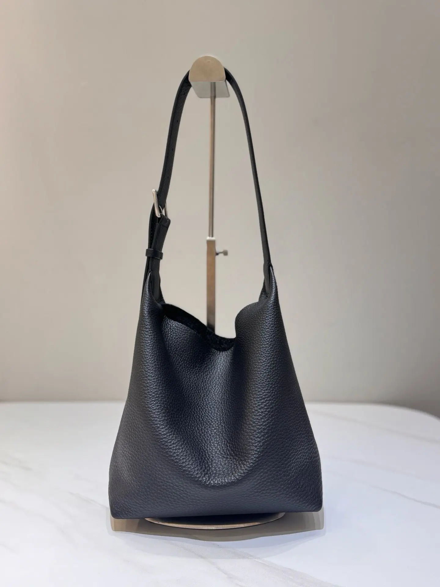 2025 New Retro Soft Leather Bucket Bag Women Minimalist Elegant Casual Shoulder Bag Underarm Purse Tote Handbag