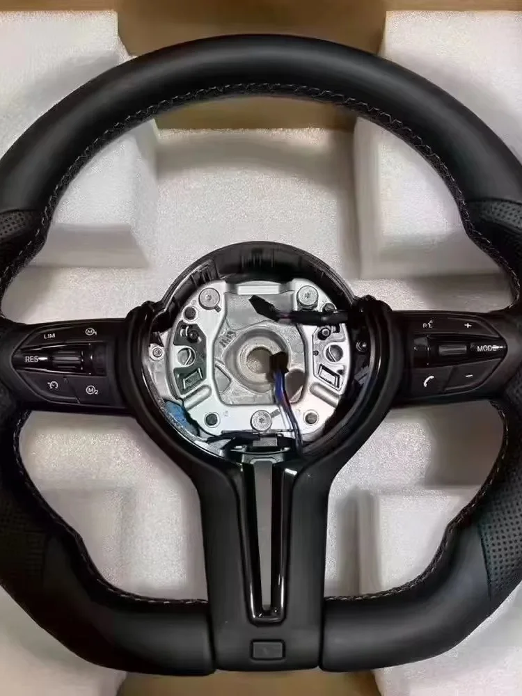 Sportowa kierownica z płaskim dnem w stylu M, pasująca do BMW F20 F22 F25 F32 F36 F82 F90, zamiennik manualny bez otworu na manetki. — 2