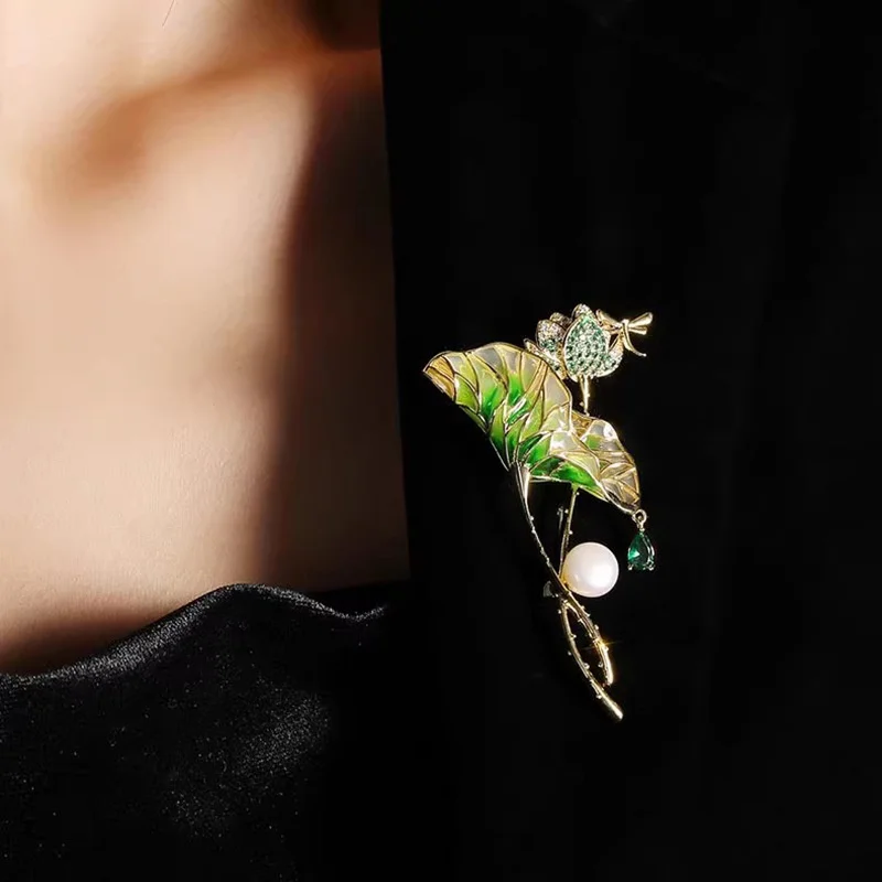 مزاجه الأخضر بالتنقيط النفط زهرة اللوتس دبابيس للنساء سيدة رائعة حجر الراين لوتس ليف بروش مأدبة حفلة مجوهرات دبوس