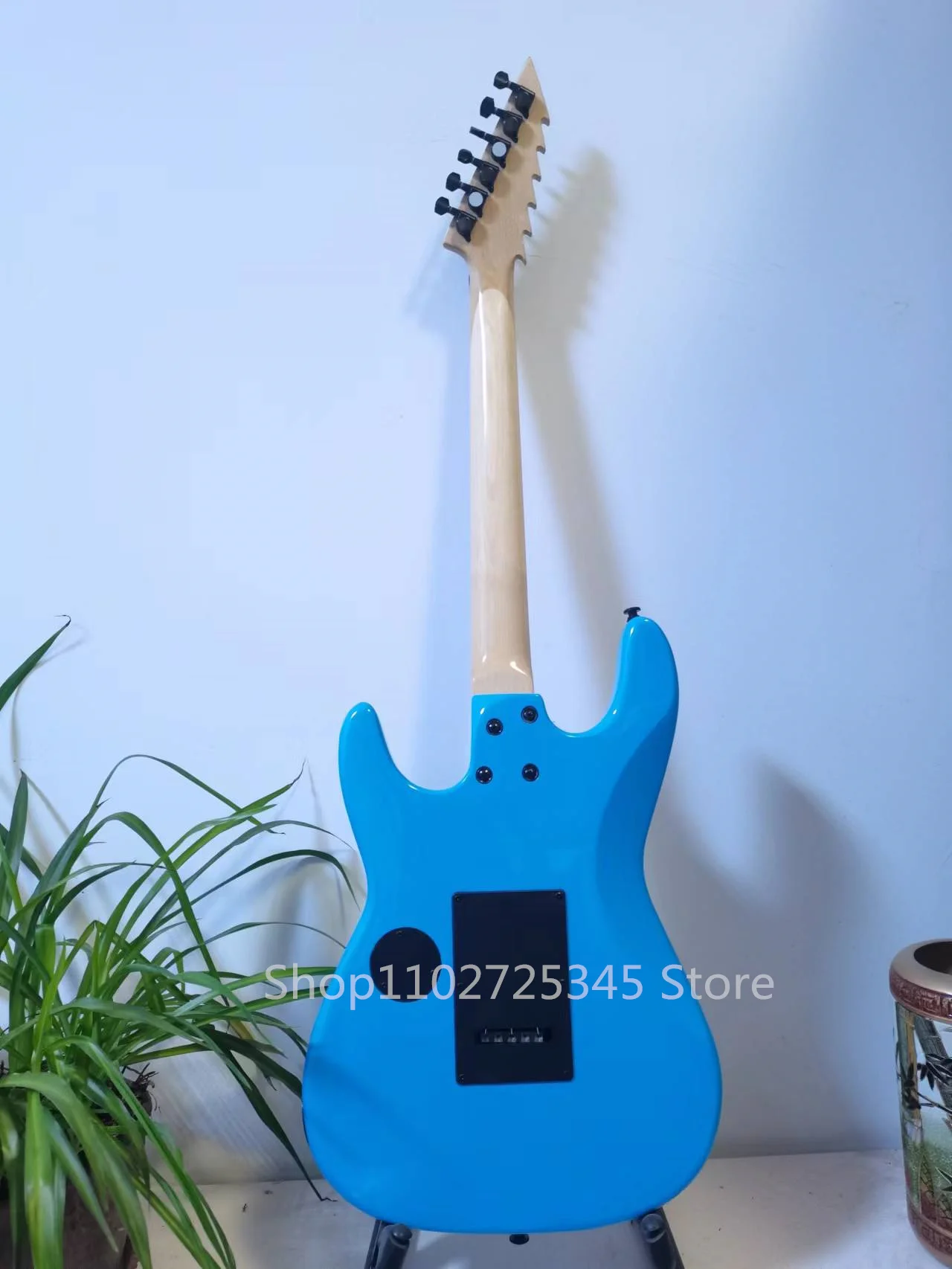 Six string electric guitar, maple fingerboard, tremolo system, shipping cost to be borne by the seller