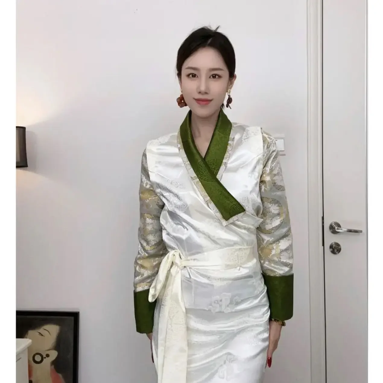 Populaire Tibetaanse vrouwen die lange Tibetaanse dagelijkse vrijetijdskleding splitst Tibetaanse kleding