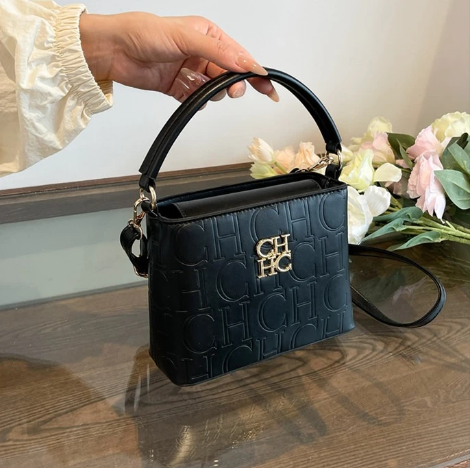 

Winter Hot Sale Paris Fashion Designer Luxury Women's Bag 2026 Large Capacity Versatile Compartments Portable Shoulder Bag