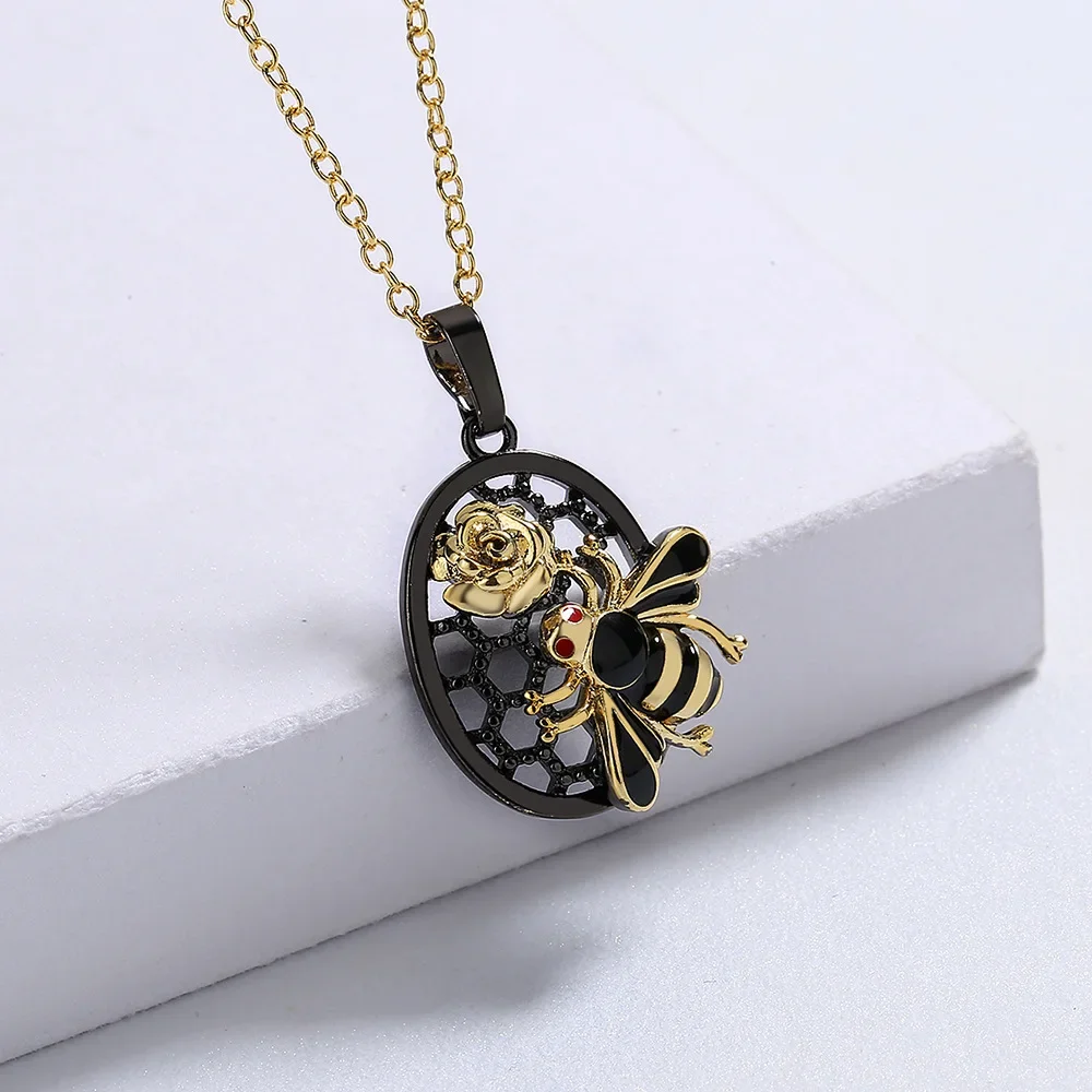 Creative Necklace for Women Vintage Hollow Bee Necklace Black Gold Two Tone Jewelry Italian Jewelry Women Sweater Chain