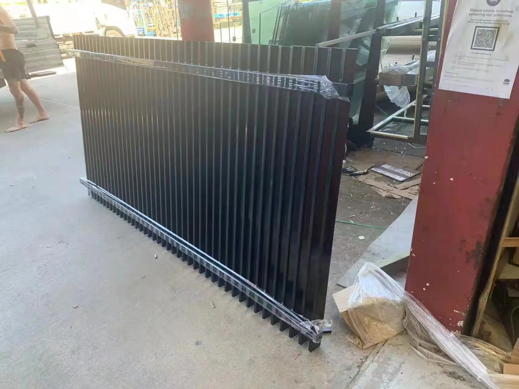 التخصيص الحديثة الحد الأدنى نمط سبائك الألومنيوم درابزين دائم سطح أملس مقاوم للماء درابزين طويل العمر