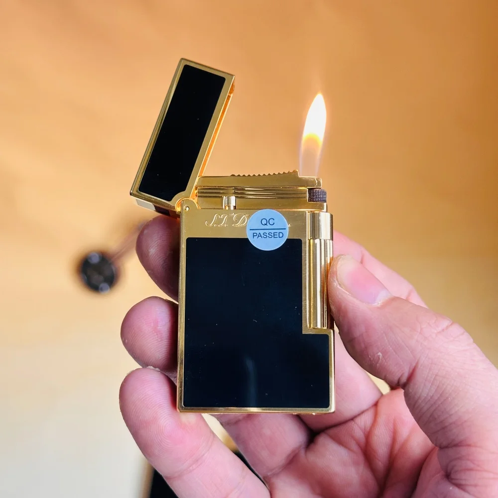Dupont lighter De luxe merkaansteker is geklassieerd afgewerkt met lak en produceert een helder, scherp ontstekingsgeluid. perfect cadeau voor mannen. Dupont  Logo