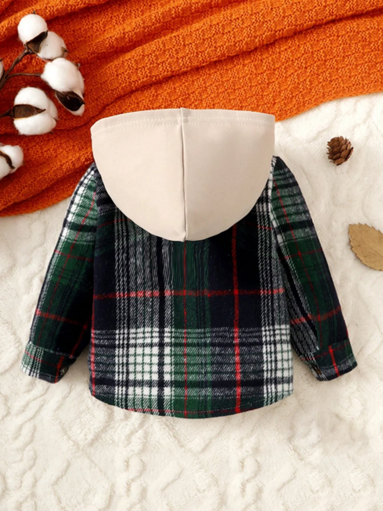 Baby Autumn Hooded Plaid Jacket, with Contrasting Color Patchwork Hat Design, Retro Green Plaid Body with Two-Tone Pockets, Single-Row Buttons for Easy Wearing and Removal, Soft and Comfortable Fabric, Loose Fit, Suitable for Infants and Toddlers for Daily Outings, Outdoor Play, and Various Other Occasions.