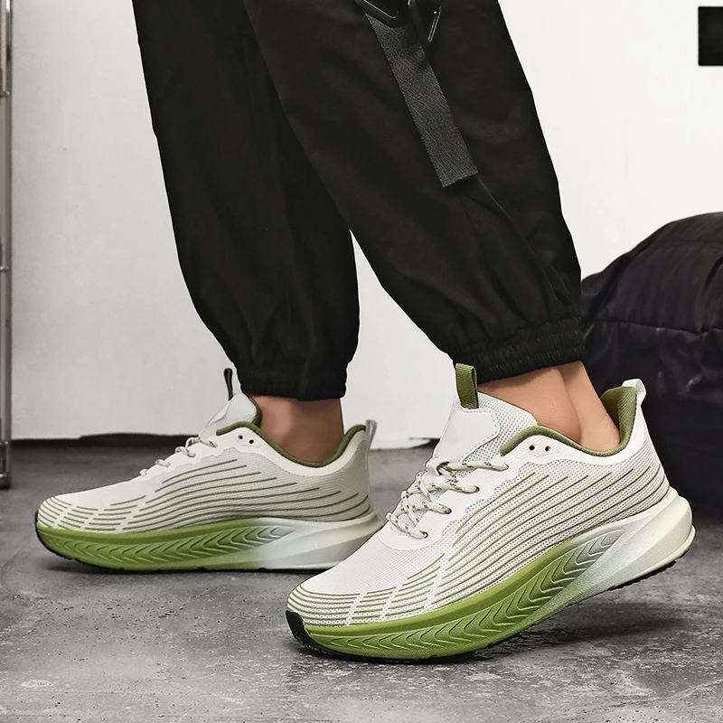 

Модные туфли с широким носком и амортизирующей толстой подошвой и расширенные мужские кроссовки. Удобная сверхлегкая спортивная обувь.