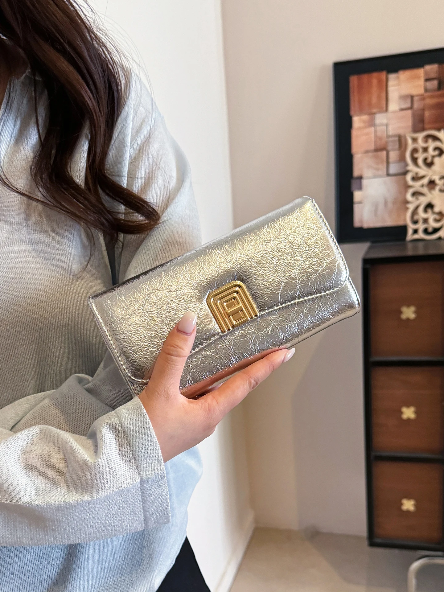 Elegant Long Ladies Wallet 2026 New Burst Pattern Large Capacity Multi-Card Leather Clutch Fashionable Silver Color