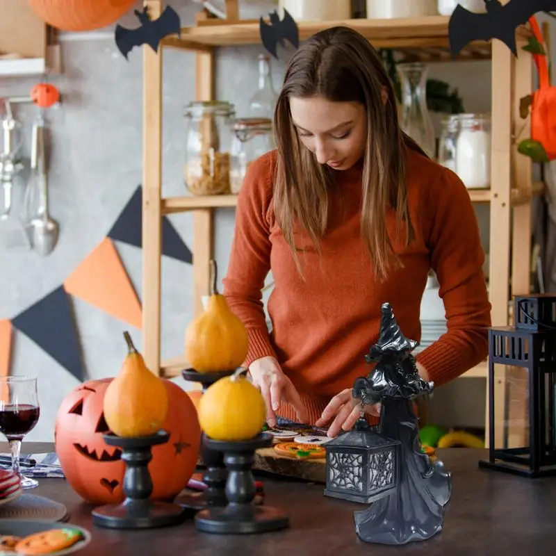 Scultura fantasma senza volto strega di Halloween in resina realistica con statue di lanterne alla ricerca di un diavolo spaventoso leggero per la