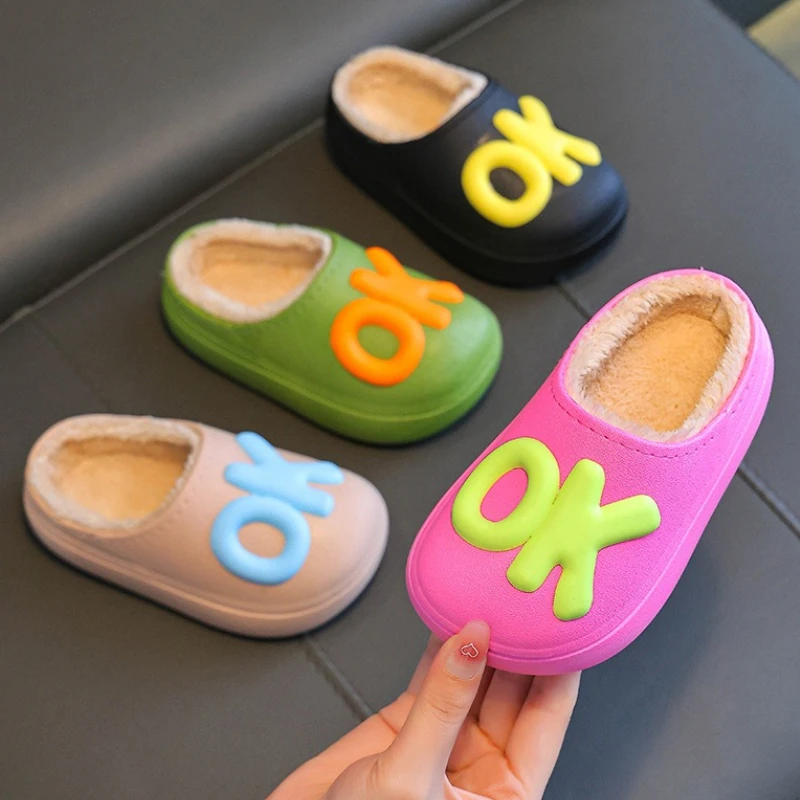 

Детские домашние тапочки 2025Осенние дошкольные зимние домашние и уличные тапочки на плоской подошве, модные нескользящие мужские и женские универсальные хлопковые тапочки