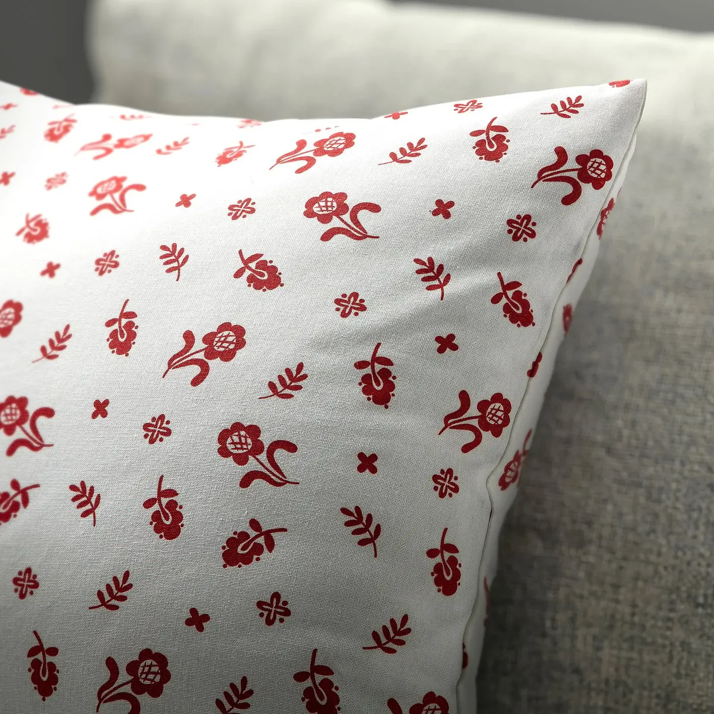 TÅG-SÄC-KMAL Printed Pillowcase Combining Modernism with Romance Practical Pillowcase Easy to clean and replace
