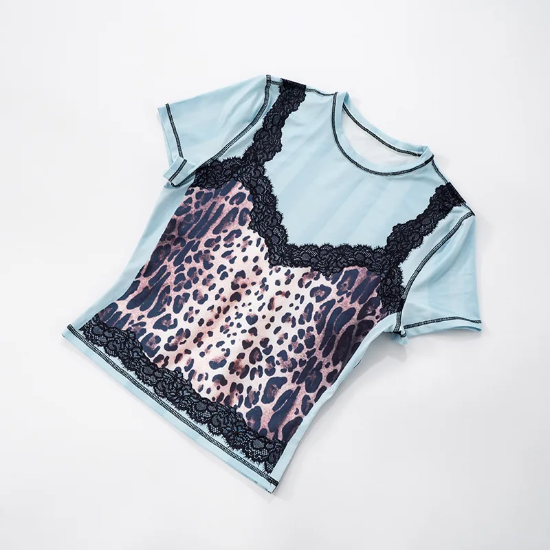 تي شيرت صيفي جديد مريح ومتعدد الاستخدامات بقصة ضيقة وطباعة دانتيل الفهد للنساء