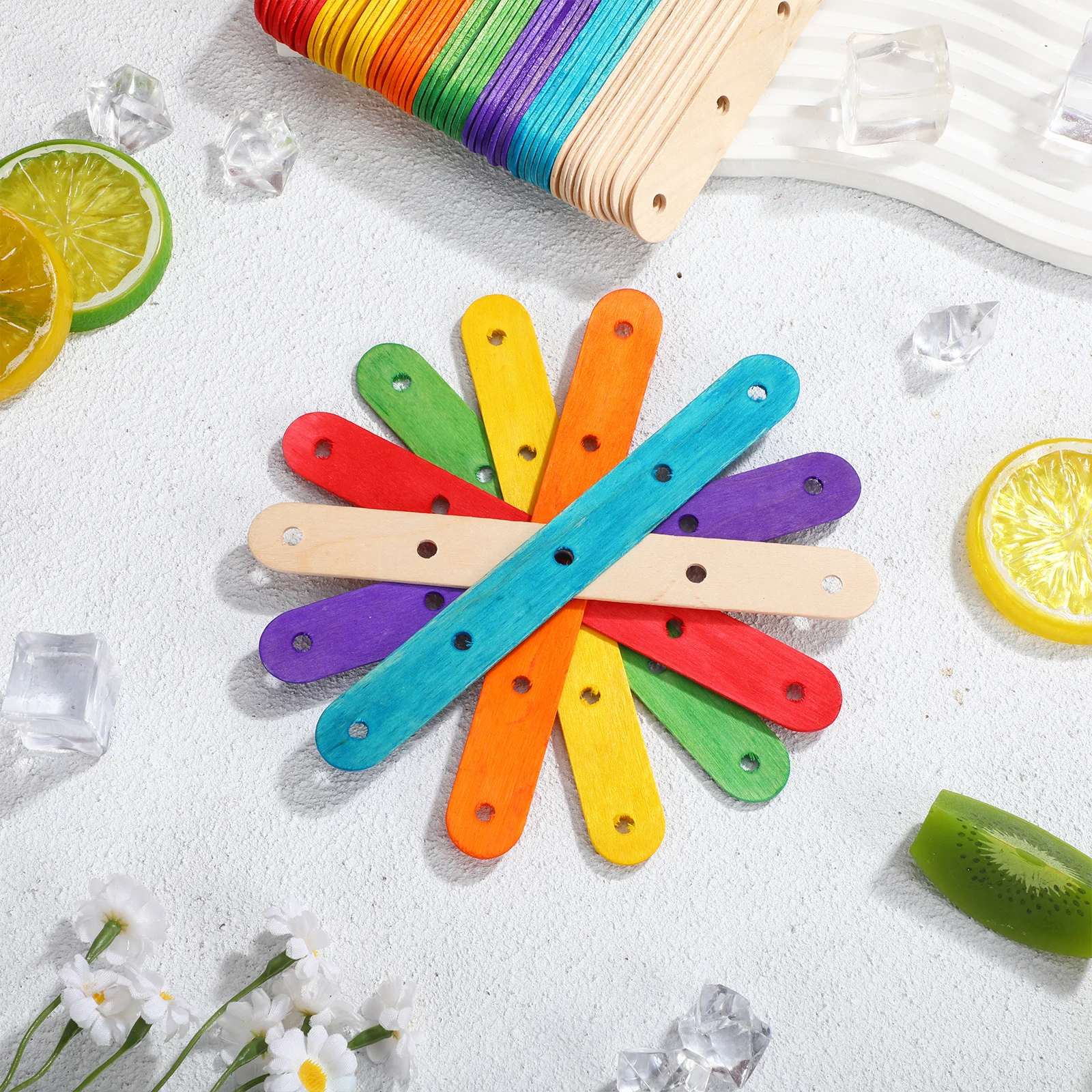 200 قطعة من أعواد المصاصة الخشبية الملونة ثقوب مسبقًا للحرف اليدوية لوازم الفصول الدراسية الفنية ذاتية الصنع أعواد يدوية خشبية