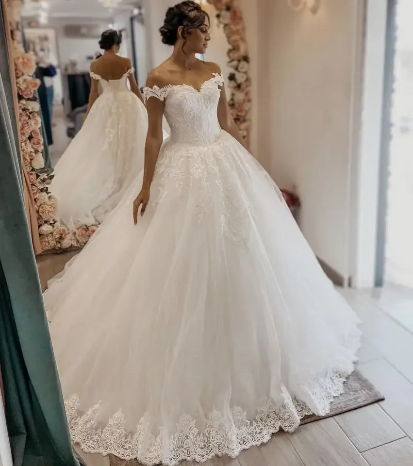 Maßgeschneidertes, schulterfreies Ballkleid-Hochzeitskleid mit Spitzenapplikationen und Perlen, Sweep-Zug, rückenfreies Brautkleid in Übergröße