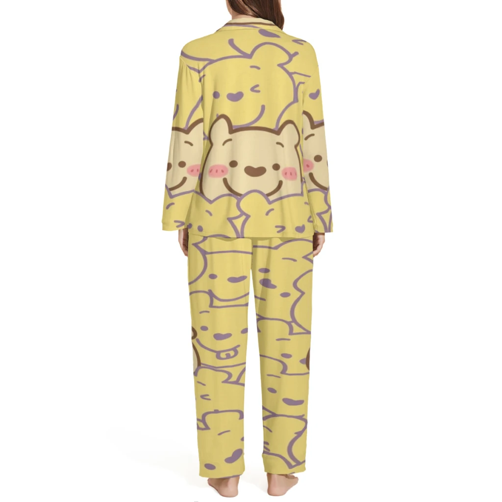 Conjunto de pijama Disney Winnie The Pooh con un cómodelo top abotonado y pantalones elásticos y favoritos de las mujeres tanto para hombres como para mujeres.