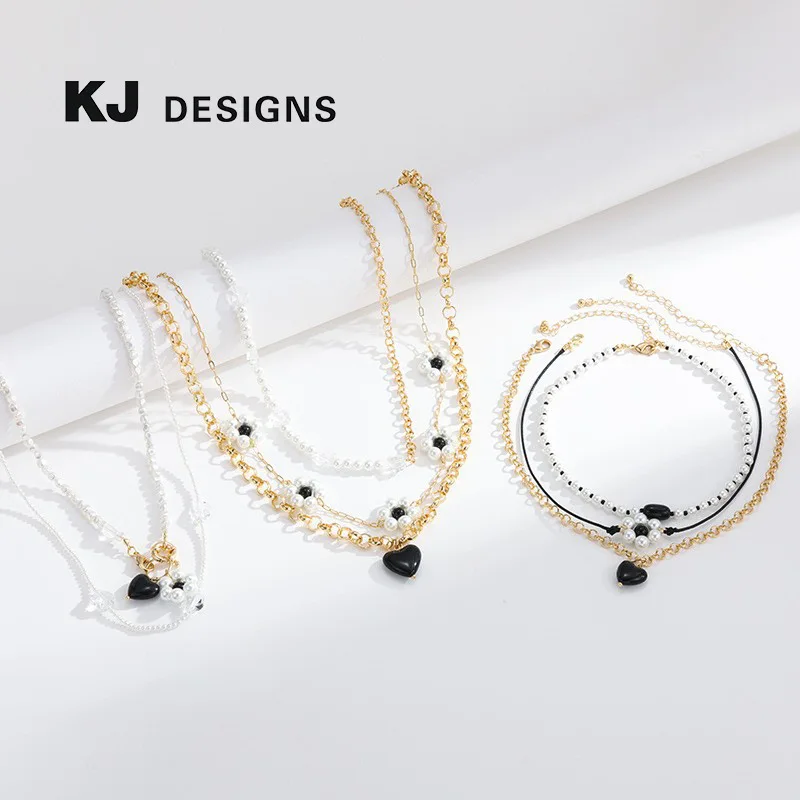 Kent Monochrome print pearl rice beads beaded millennial style Y2K flowers multi-row stacked wearing neck chain necklace