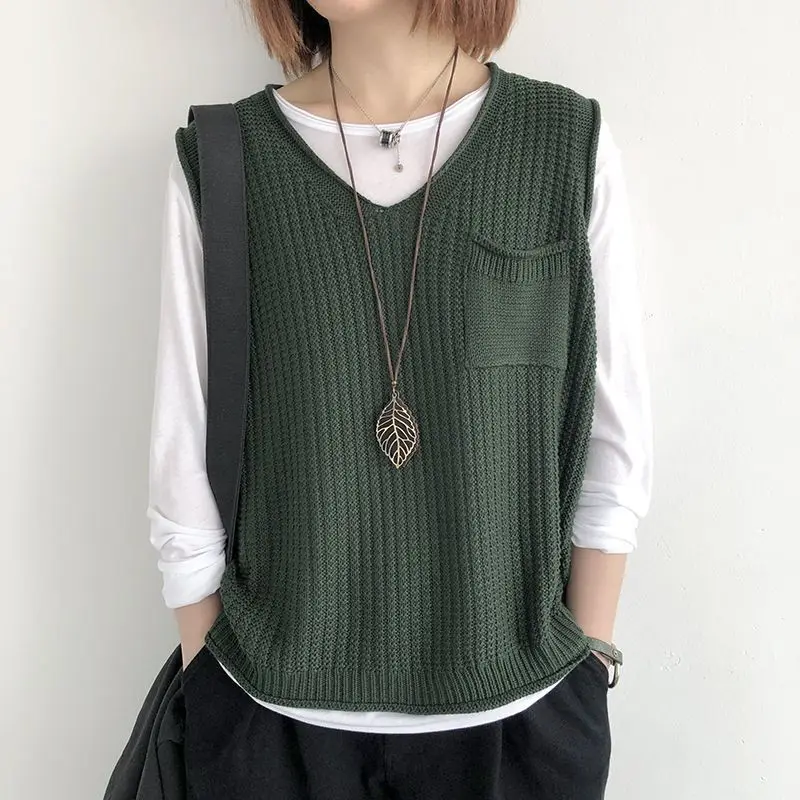 2023 Spring and Autumn New Large Fat MM Super Fire Short Camback Solid Color V-neck Western Style Knitted Vest Tops