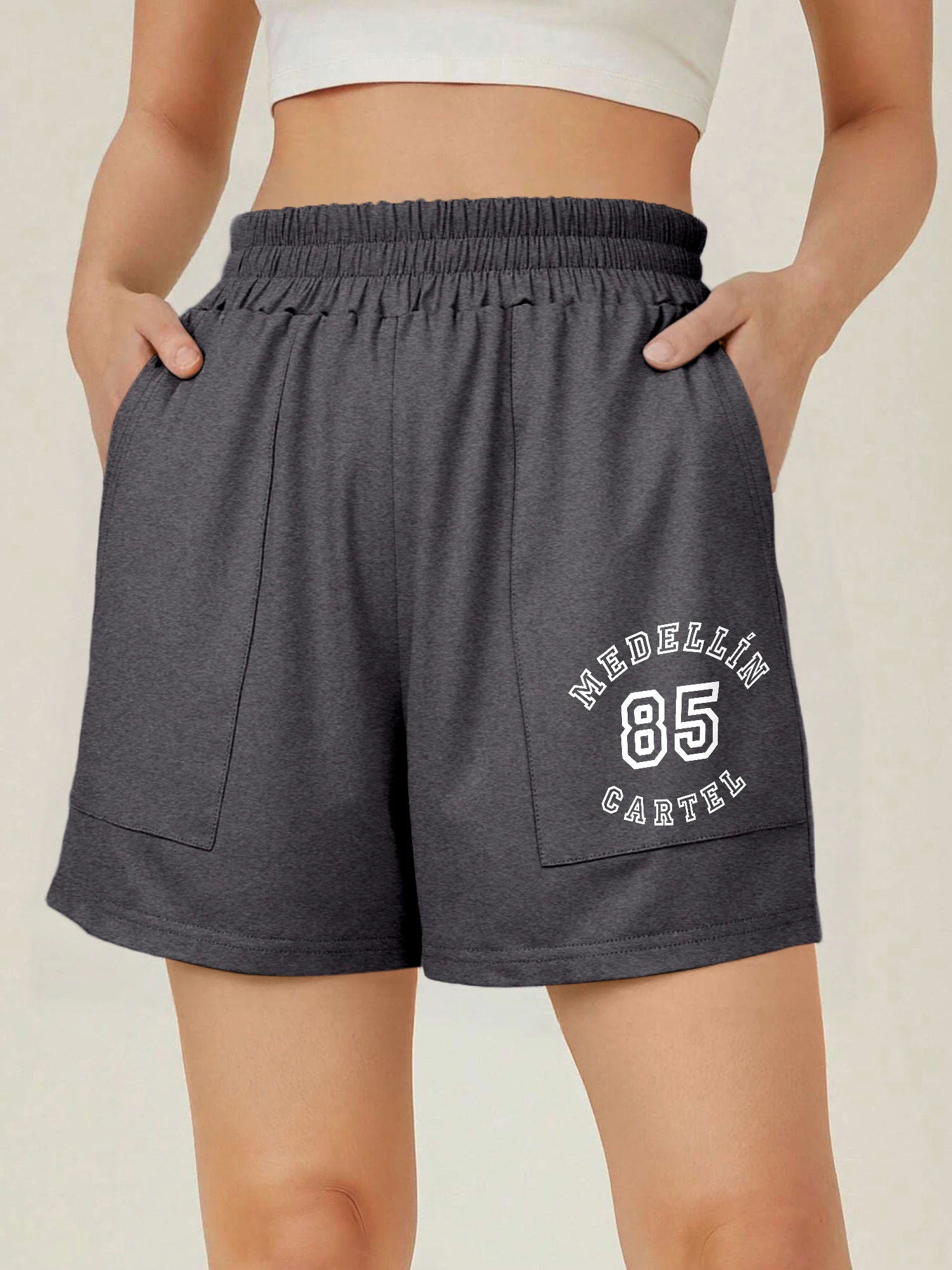 Pantalones cortos informales con estampado de "Medellin 85 Cartel" para mujer, pantalones cortos de cintura alta con cintura elástica y bolsillos, ropa informal retro para uso diario