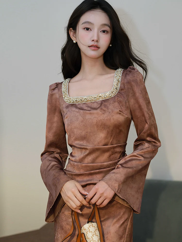 เดรสผู้หญิงลายวินเทจประดับเพชร คอเหลี่ยม หรูหรา สำหรับฤดูใบไม้ร่วงและฤดูหนาว แขนยาว ทรงเข้ารูป สไตล์เกาหลี ปี 2025 แต่งระบายเก๋ไก๋