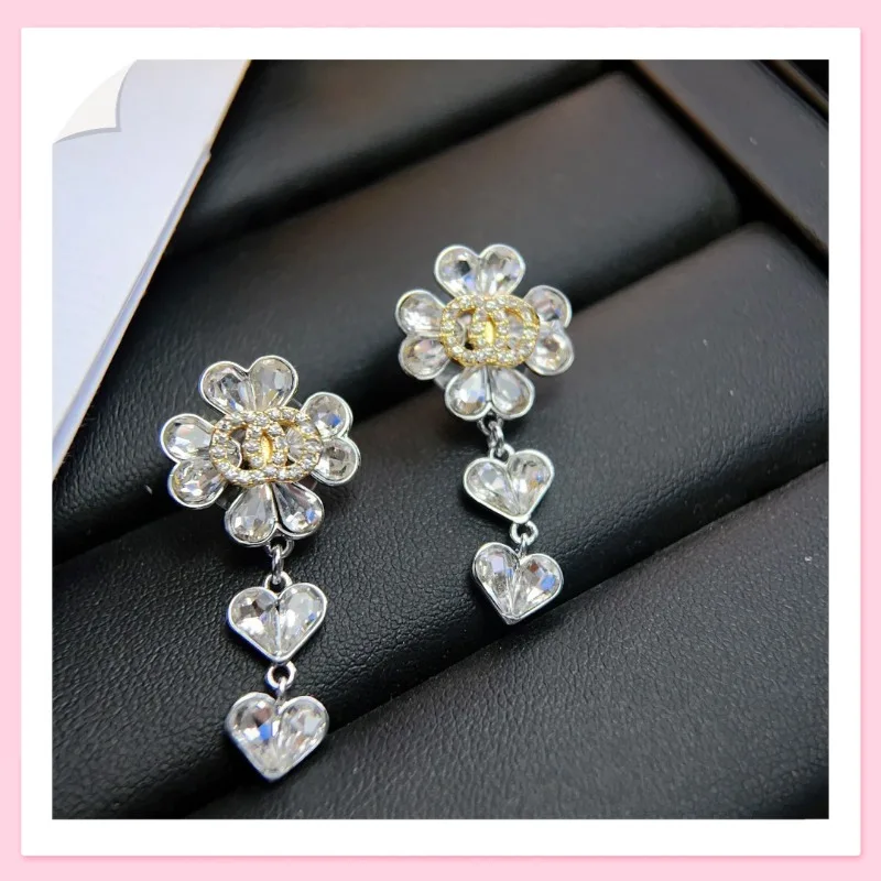 

Серьги из новой коллекции Zircon Flower Love, нежные, милые и очаровательные, сказочно элегантные.